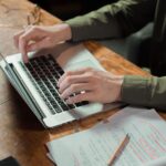 qué hace un corrector de textos