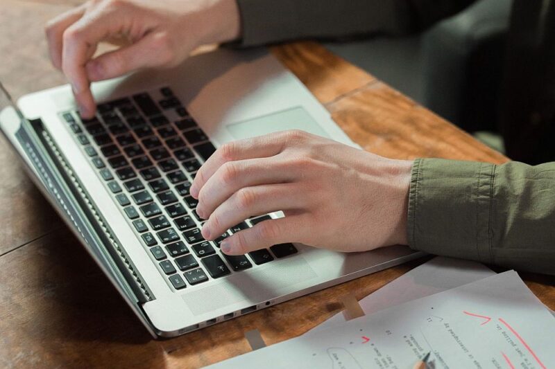 qué hace un corrector de textos